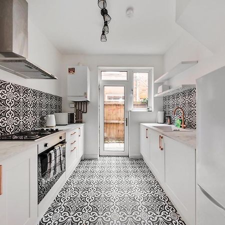 Beautifully Modern 2-Bed Apartment W/Garden ロンドン エクステリア 写真
