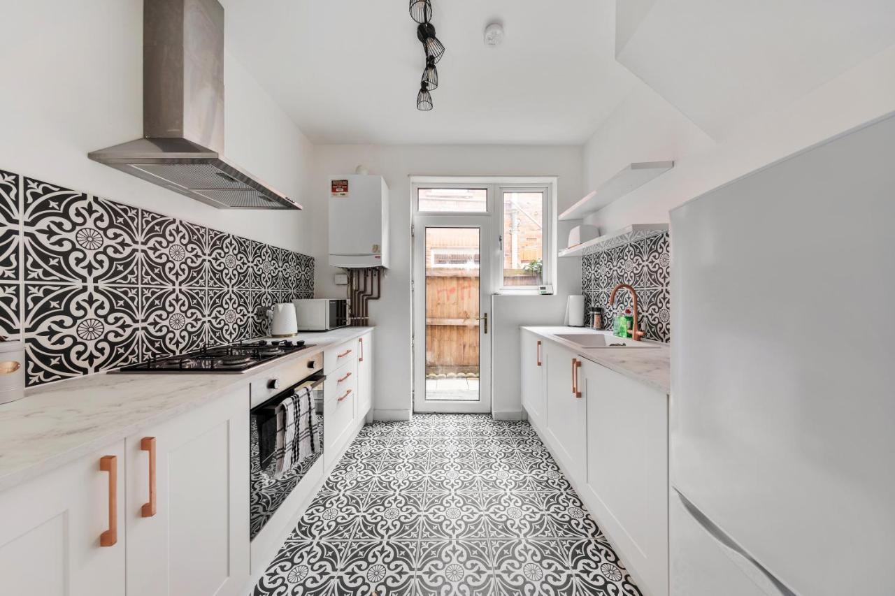 Beautifully Modern 2-Bed Apartment W/Garden ロンドン エクステリア 写真